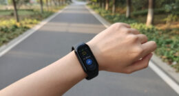 5 Best Screen-Equipped Trackers in 2026